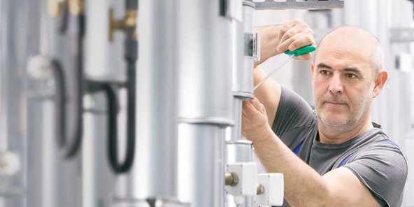 Ein Pumpenhersteller arbeitet an einer Heizungspumpe