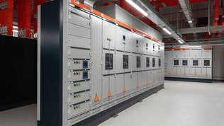 Industrieverteiler in einer Halle