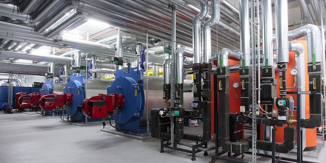 Die industrielle Heizungsanlage zeigt eine Reihe von Kesseln und Rohren, die für effiziente Wärmeverteilung sorgen.